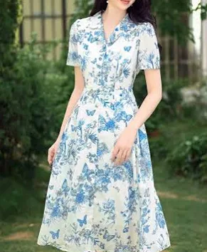 Váy hoa dịu dàng dành cho thời trang du lịch nữ tuổi 40